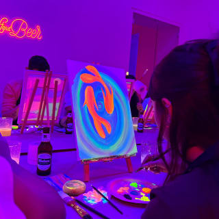 Craft and Beer: pintura neón en lienzo y barra libre de cerveza en Madrid 5