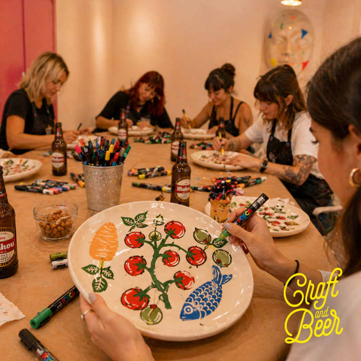 Pon la mesa con estilo: diseña tu propio plato con cerveza ilimitada en Malasaña