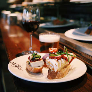 Menú 16 pintxos donostiarras + botella en Sagardi Euskal Etxea 1