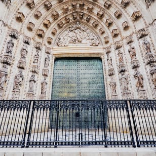 Ruta nocturna guiada por la Sevilla encantada (tour en Español)