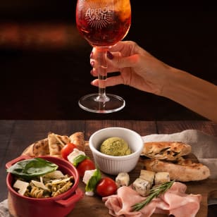 Aperitivo italiano con távola y bebidas en Pizzart
