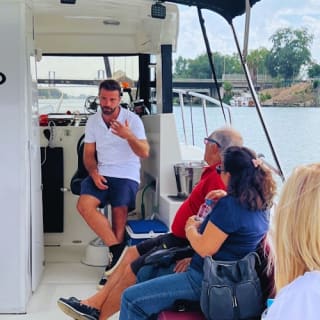 Sevilla: Paseo guiado en barco por el Guadalquivir 1