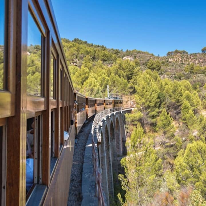 Recorrido por la isla de Mallorca: Autobús, tren, tranvía y barco