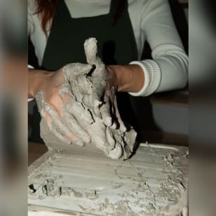 Crea y pinta tu pieza de cerámica + copa de vino!