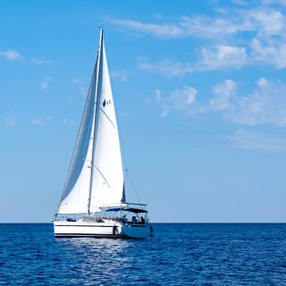Paseo privado en velero por la costa de Barcelona con snacks y bebidas 1
