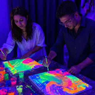 Pinta Luz  Art & Wine, Taller de pintura neon (solo para adultos) 4