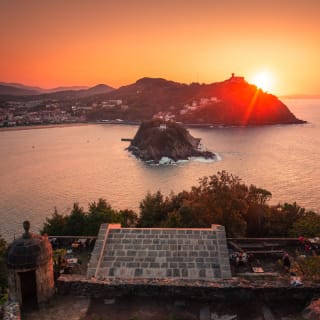 San Sebastián: visita guiada de historias y leyendas con humor 6