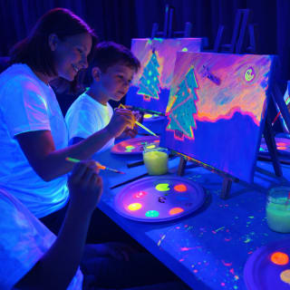 PINTA LUZ – Taller de pintura neón para niños y familias 4