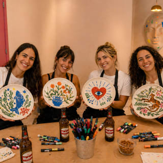 Pon la mesa con estilo: diseña tu propio plato con cerveza ilimitada en Malasaña 2