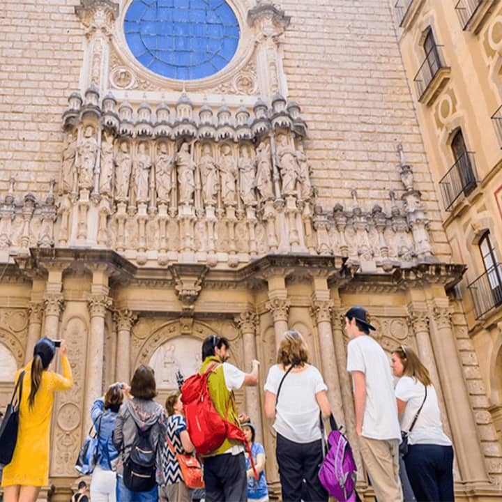 Visita guiada a Montserrat con todo incluido en grupo compartido desde Barcelona, con transporte privado y recogida en el hotel